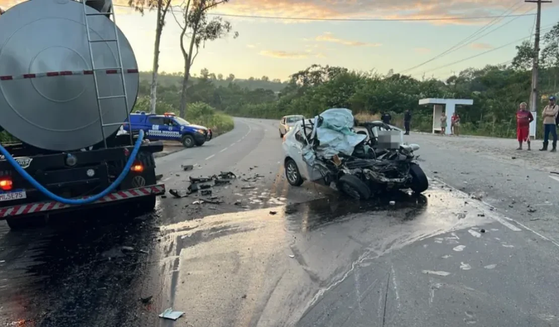 Sargento da PM morre e carro fica destruído em grave acidente na BR-104 em Branquinha; veja momento do acidente