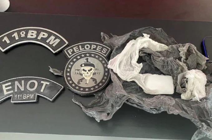 Mulher é presa após tentar se desfazer de bolsa com drogas ao avistar viatura da PM, em Penedo