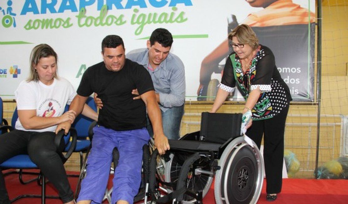 Prefeitura entrega mais 300 cadeiras de rodas à população