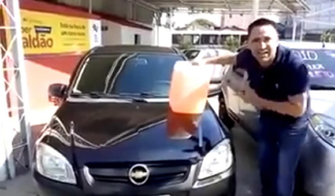 Promoção de galão de gasolina por R$ 13.900 com veículo de brinde viraliza na web