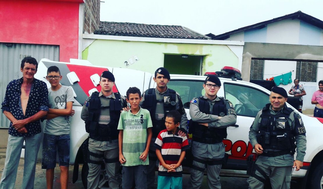 Força Tática entrega alimentos para família carente de Arapiraca