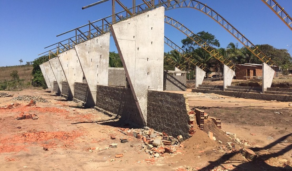 Veridiano Almir visita obras do novo ginásio de Feira Grande