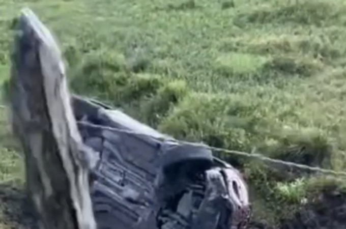 Carros caem em ribanceira após colisão durante ultrapassagem em Murici; quatro pessoas ficam feridas