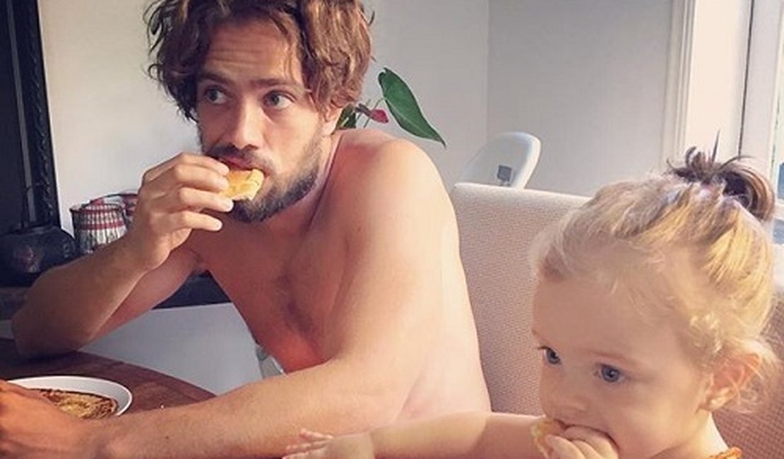 Rafael Cardoso surge descabelado em foto ao lado da filha