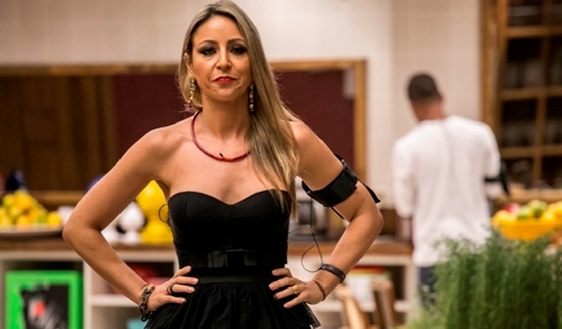 Francieli Medeiros, do 'BBB 15', exibe barriga de grávida: 'Bem à vontade'