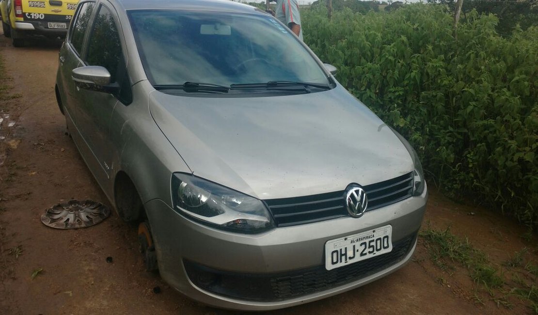 Carro roubado no último domingo é encontrado na zona rural de Arapiraca