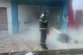Fio de alta tensão cai, incendeia moto e por pouco não causa tragédia em Arapiraca