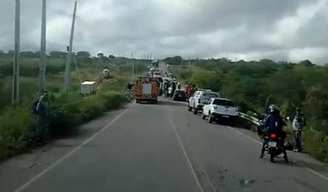 Colisão entre caminhão-caçamba e caminhonete deixa dois feridos no Sertão de Alagoas