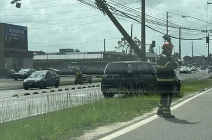 Colisão de carro com poste interdita trecho da Avenida Menino Marcelo em Maceió