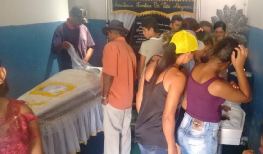Família assassinada em Girau do Ponciano é velada na tarde desta sexta-feira (10)