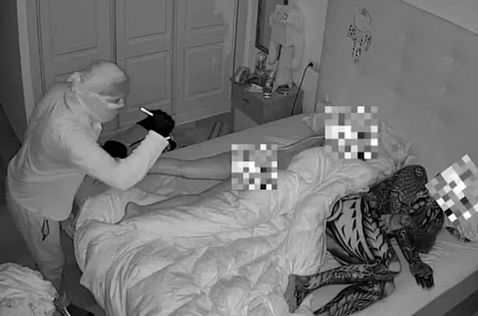 Ladrão invade casa e observa mulher dormindo nua por 32 minutos