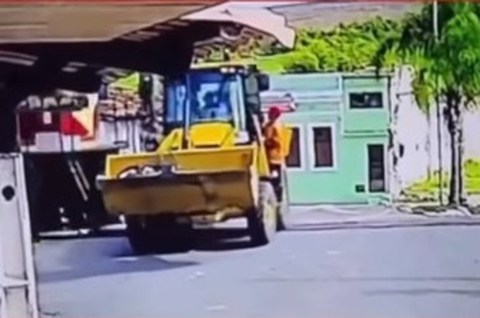Trabalhador fica ferido após colisão entre trem da CBTU e retroescavadeira em Rio Largo