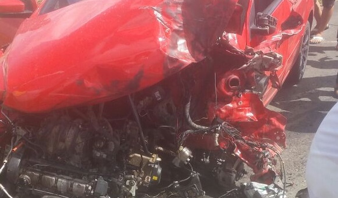 Motorista perde controle, invade contramão e colide contra caminhão em São Sebastião