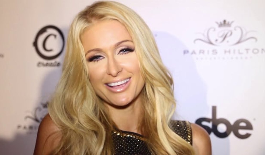 De lingerie decotada, Paris Hilton mostra frente e verso do corpinho