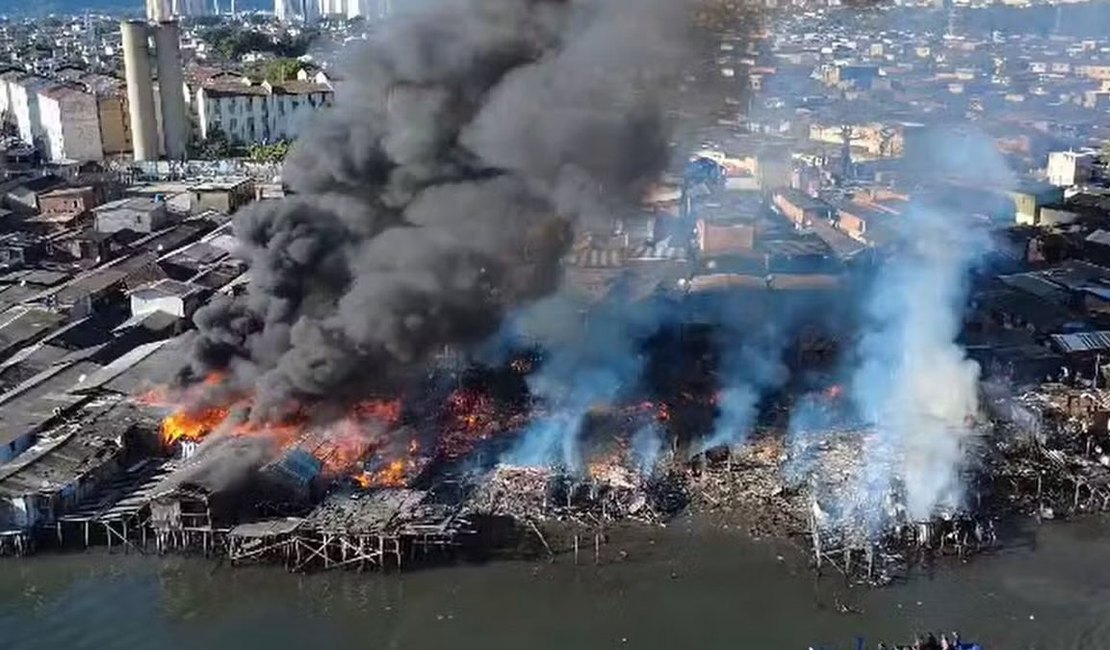 Incêndio de grandes proporções atinge favela de palafitas em Santos