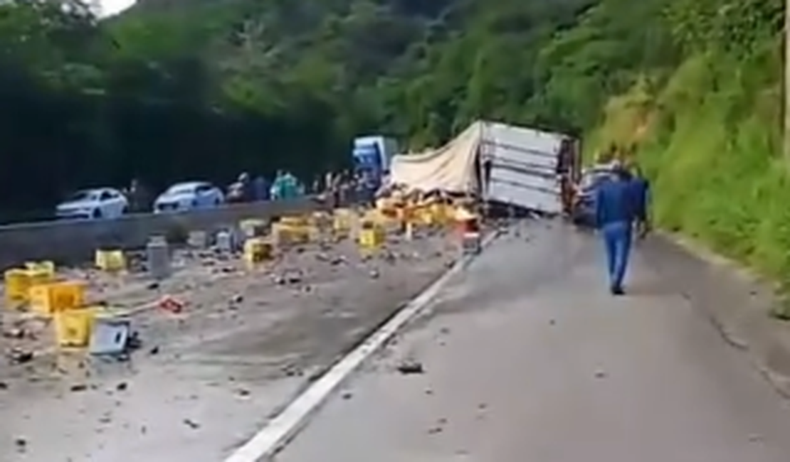 Carreta com carga de cerveja tomba na BR-101, em Flexeiras