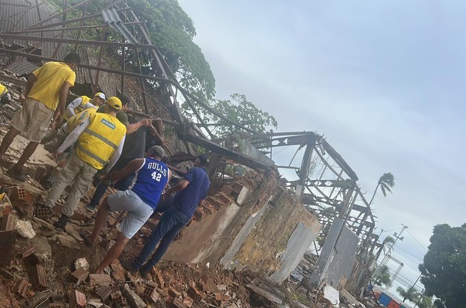 Galpão desaba e deixa quatro feridos, sendo um em estado grave, na parte baixa de Maceió