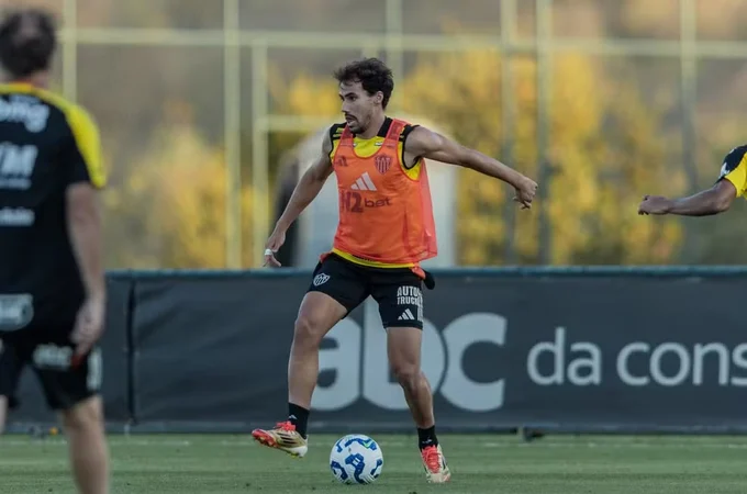 Jogadores do Atlético-MG colocaram 'bolso para fora' como protesto contra atrasados