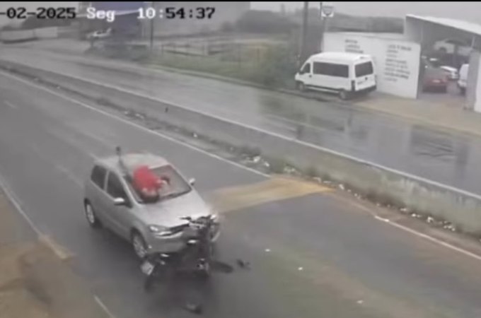Vídeo. Motociclista na contramão colide em carro e é arremessado na AL-220