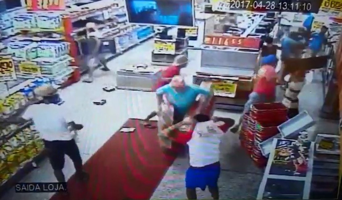 Vídeo: vândalos invadem e fazem arrastão em loja de Aracaju
