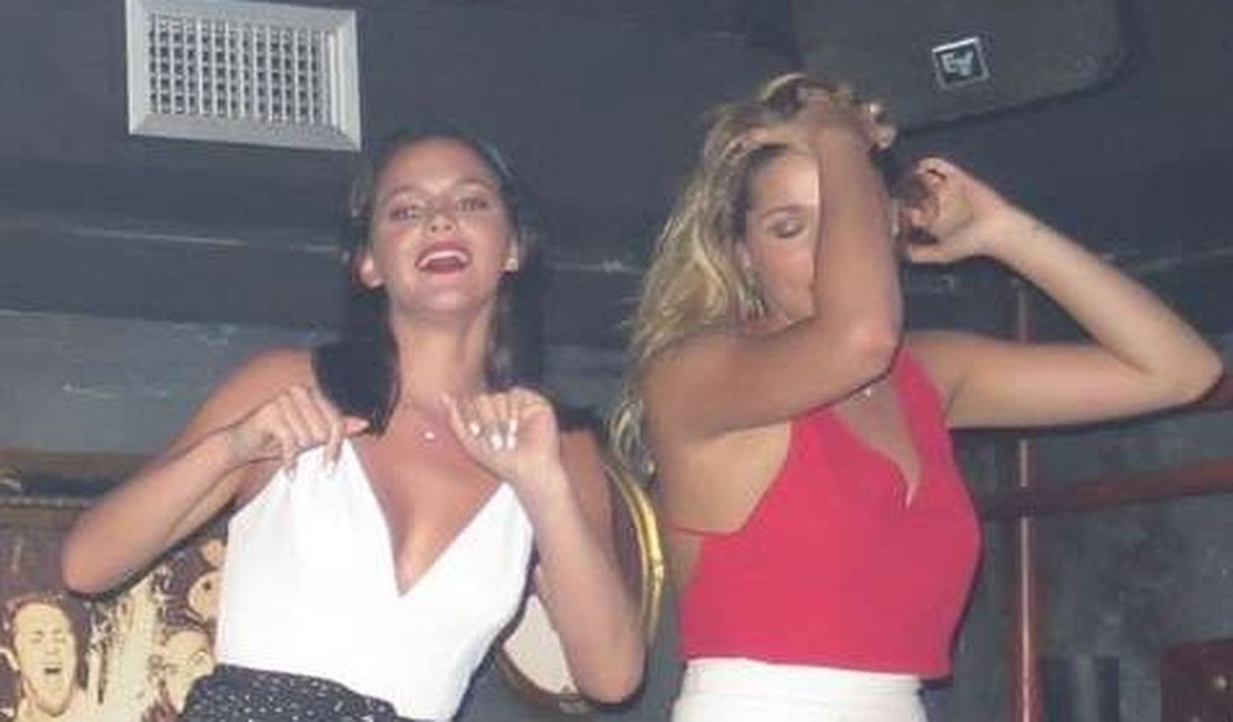 Bruna Marquezine e Sasha dançam em cima da mesa em boate