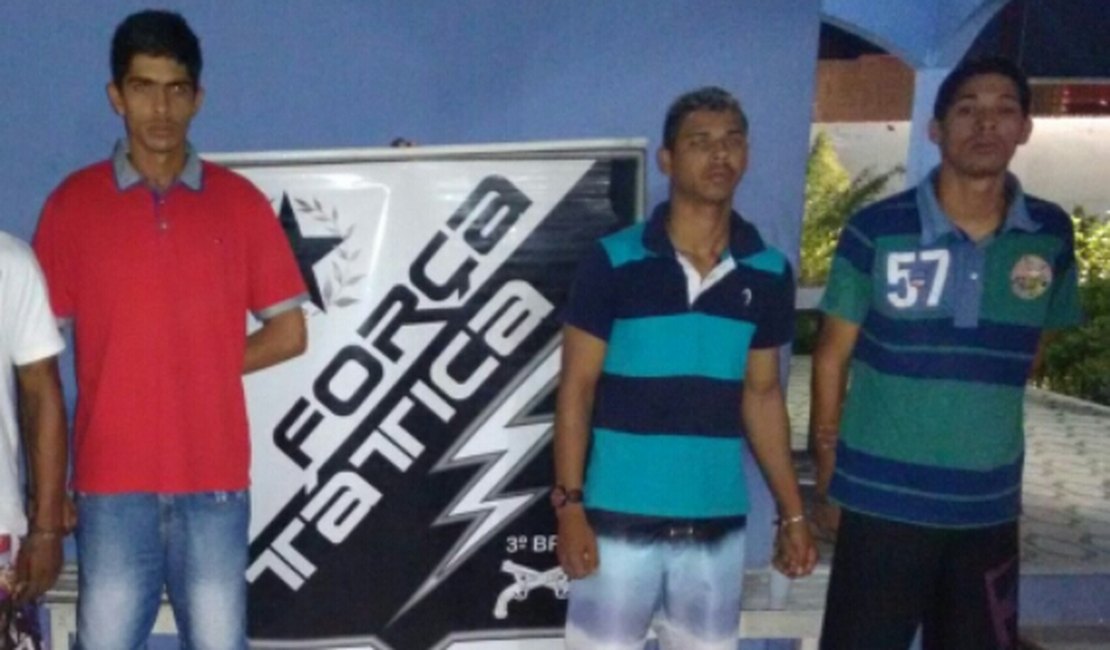 Cinco jovens são detidos por porte ilegal de arma de fogo e tráfico de drogas, em Arapiraca
