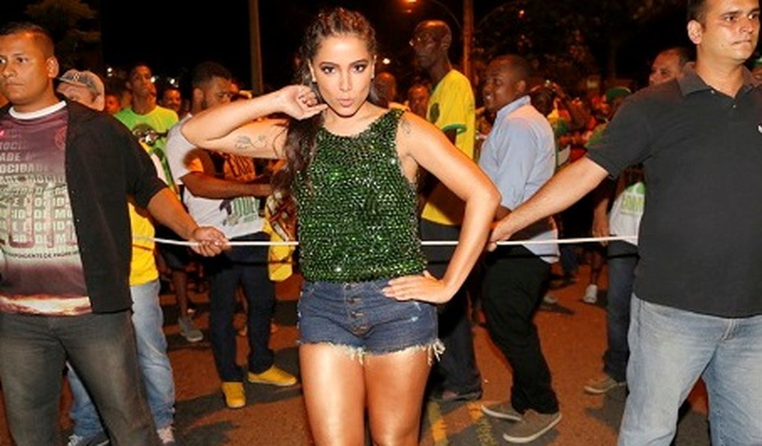 Anitta causa alvoroço ao chegar de surpresa em ensaio da Mocidade