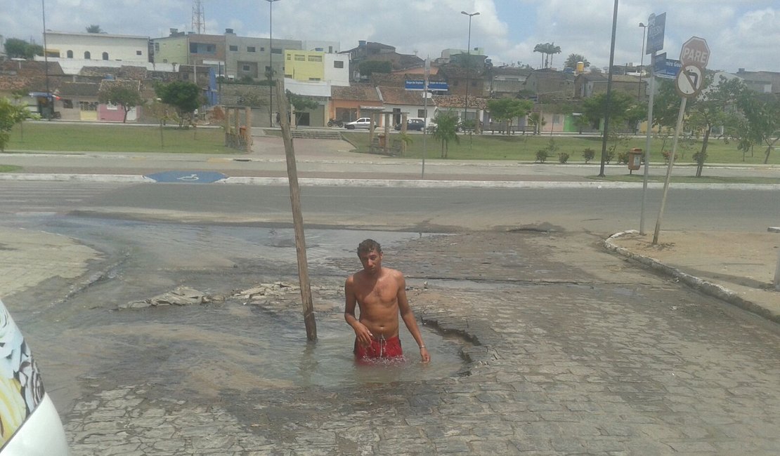 Vídeos: Moradores denunciam canos estourados em Arapiraca