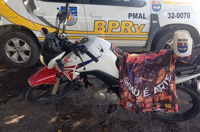 Jovem é flagrado empinando moto e acaba detido na AL-220, em Limoeiro de Anadia