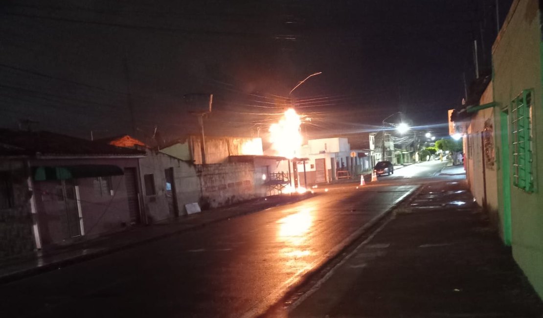 Poste de energia elétrica fica em chamas no bairro Brasília, em Arapiraca