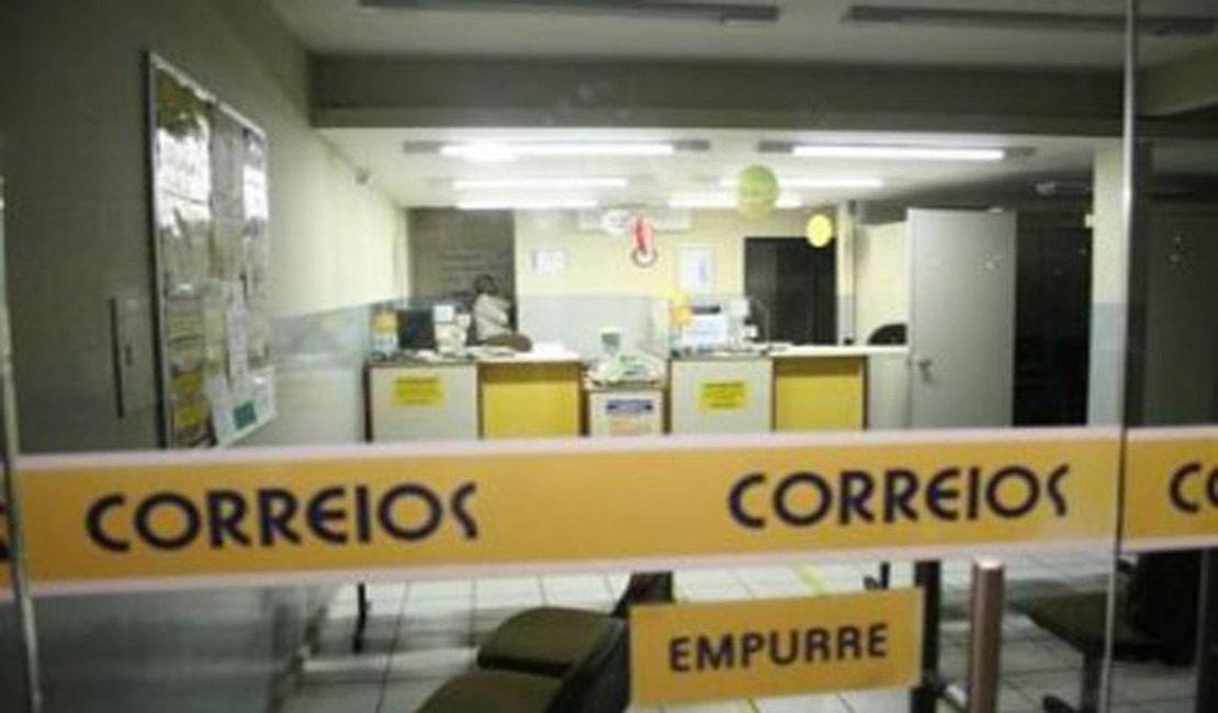Criminosos rendem clientes e funcionários e assaltam agência dos Correios, em AL