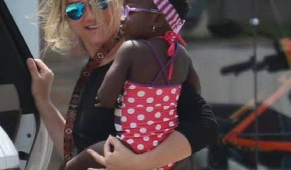 Giovanna Ewbank leva a filha Titi à natação toda no estilo