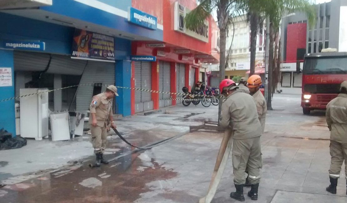 Incêndio atinge Magazine Luiza no Centro e mercadoria é saqueada