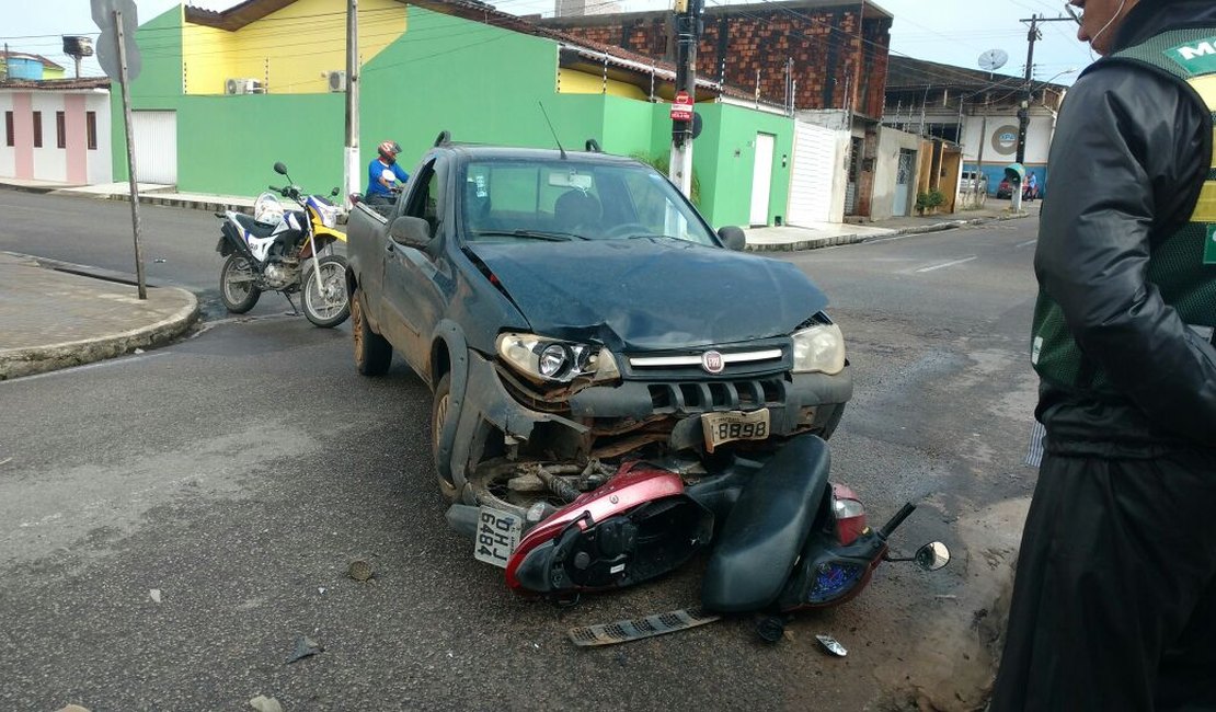 Colisão entre carro e moto deixa duas mulheres feridas em Arapiraca