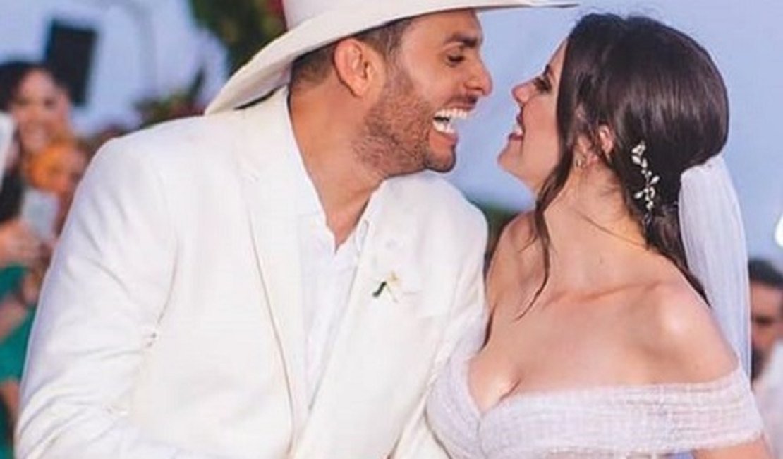 Cantor Mano Walter se casa com modelo em sua mansão na Barra Nova