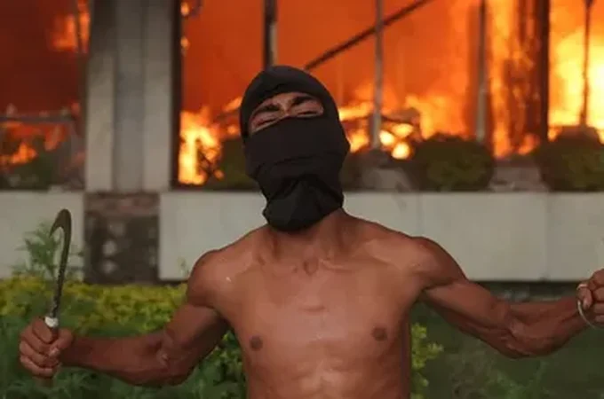 Casa de ex-primeiro-ministro do Nepal é queimada por manifestantes com esposa dentro