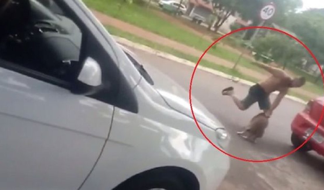 Vídeo mostra homem agredindo cachorro com chutes e socos em Goiânia