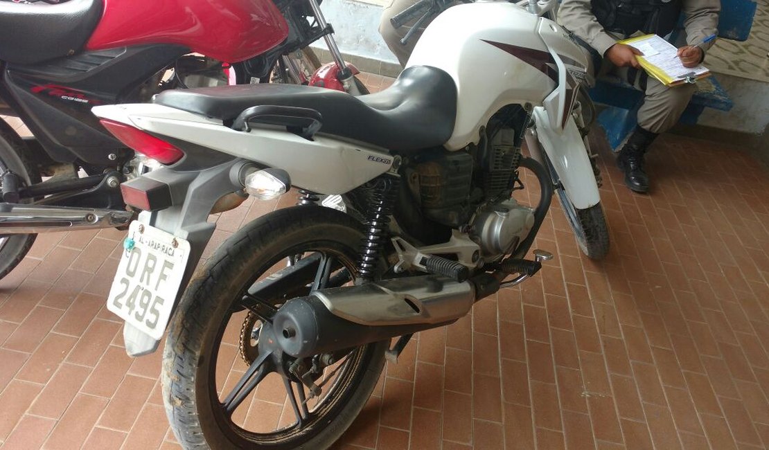 PM recupera, na Vila Bananeira, motocicleta roubada em Arapiraca