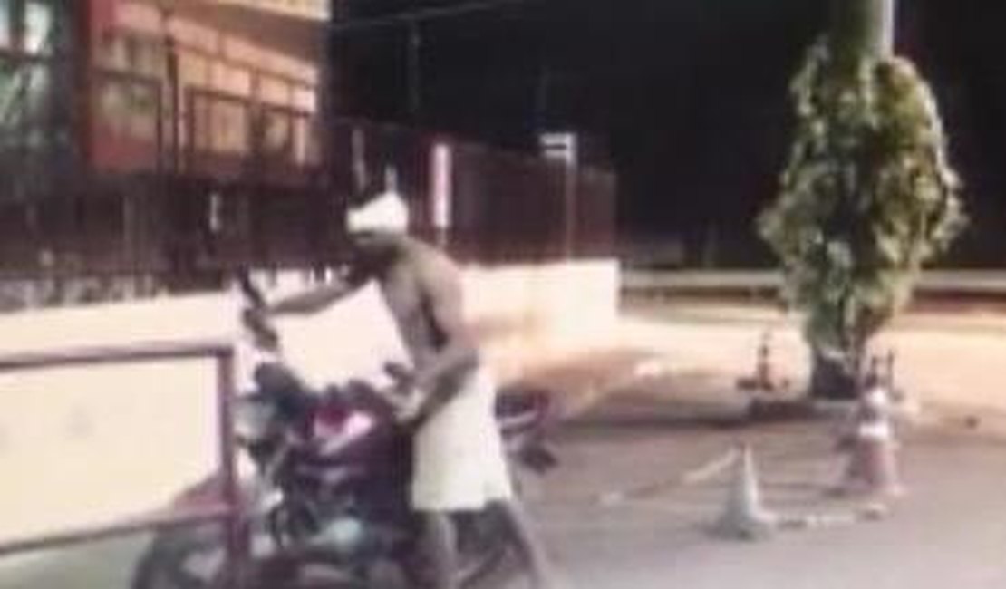 Câmeras de segurança flagram paciente furtando moto na frente do hospital, em Arapiraca