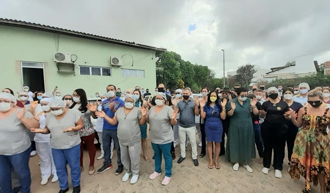 Sob comoção, servidores do HEA prestam homenagem a servidor que faleceu devido à Covid-19