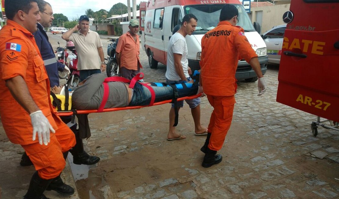 Buraco em avenida causa acidente e deixa motociclista ferido, em Arapiraca
