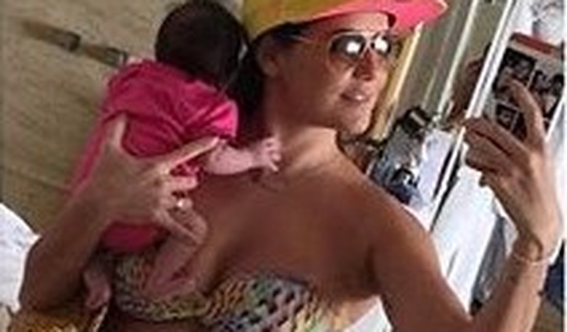 Deborah Secco reproduz foto com Maria Flor no colo e fãs comentam: “Chocada”
