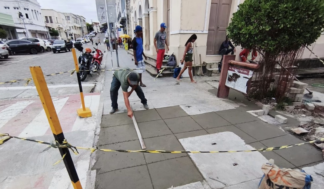 Calçadão ao lado do Theatro Sete de Setembro, em Penedo, recebe melhorias na rede de esgoto