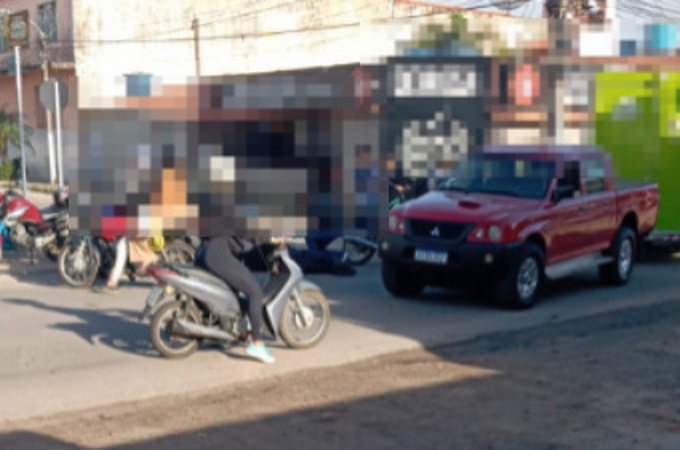 Motociclista cai no asfalto e sofre ferimento no rosto após tentar desviar de cachorro em Arapiraca