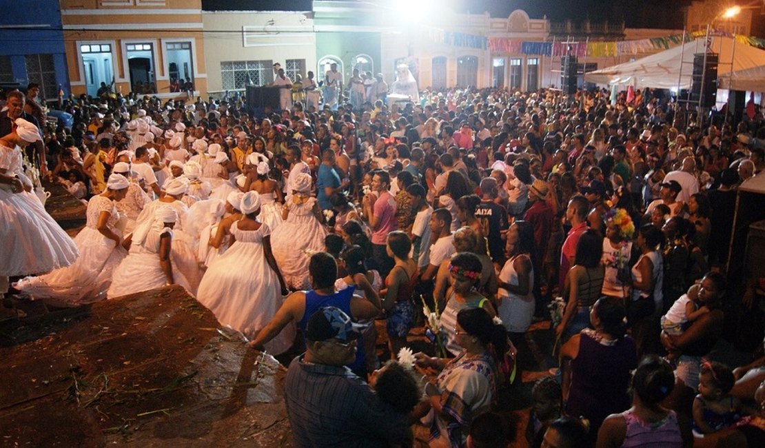 Lavagem das Escadarias do Rosário de Penedo atraí milhares ao tradicional ritual