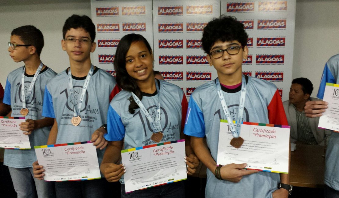 Estudantes medalhistas na 10ª Olimpíada Brasileira de Matemática recebem premiação