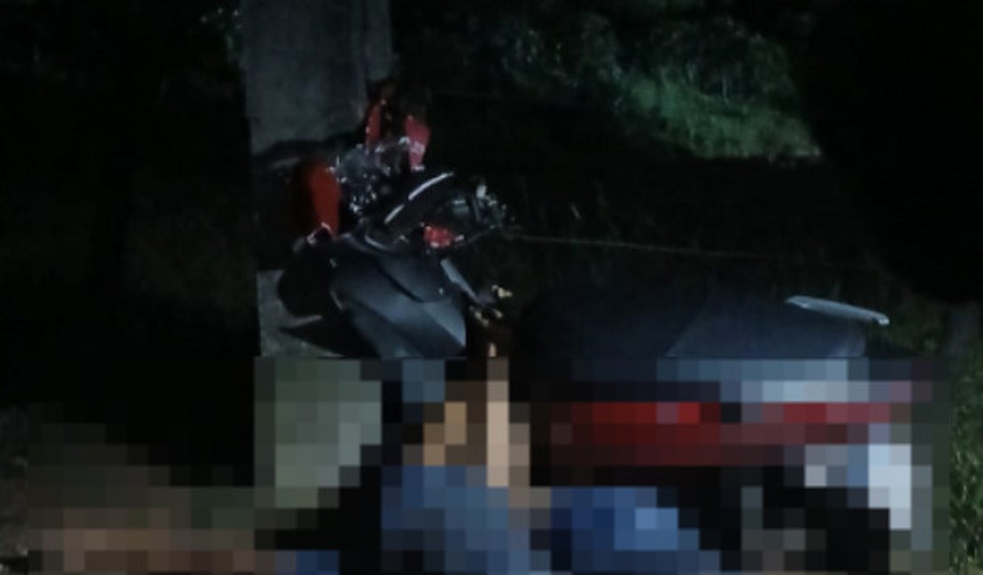 Amigos morrem abraçados após batida de moto contra poste em Girau do Ponciano
