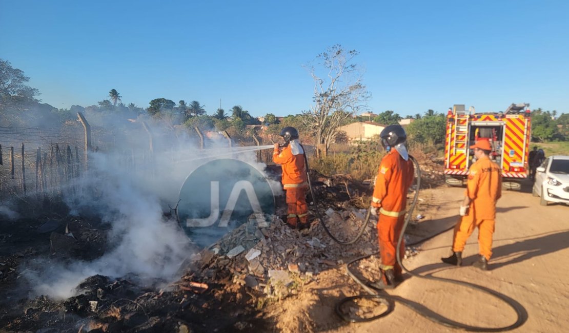 Vídeo. Incêndio em terreno baldio assusta moradores no bairro Cavaco, em Arapiraca
