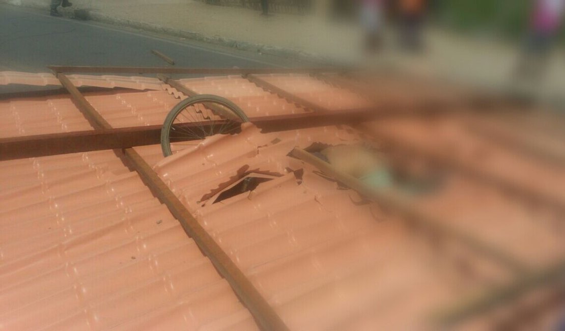 Ventania arranca telhado e idoso morre ao ser atingido, em Girau