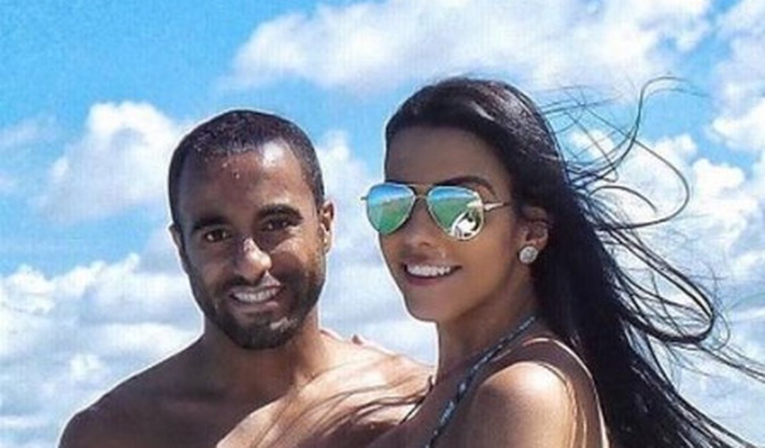 Jogador Lucas, Paris Saint-Germain, passa férias na Barra de São Miguel, em Alagoas